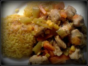 Dnešní oběd "Jaro voláme Tě".. :-) curry rýže se směsí z kuřecího masa, červené cibule, papriky, rajčátek, mrkve a kukuřice.. :-)