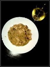 Houbové risotto na víně tymiánu, podáváno se sklenkou vína.. :-)