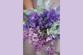 šeřík, škoda, že se nevdávam v květnu...šeřík a konvalinky bych natrhala a tím bych vyzdobila sebe i místnost a ušetřilo by se za floristku a já bych byla nadšená...
