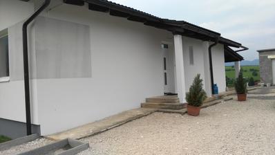 jednoducha biela fasada