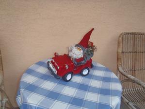 auto bylo původně na hraní-vánoční dárek,teď je to dekorace, říkáme mu Mikuláš,není to Santa :-)