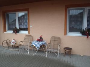 Posezení na dvoře - ,,vánoční" :-)