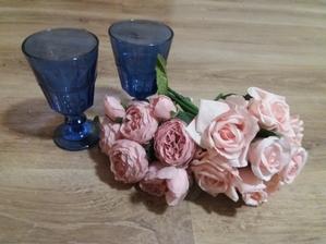 Dorazily květinky z Ali. Modré sklenice z Kiku.