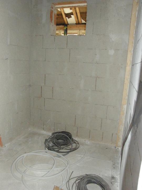A konečně stavímeeeeeeee!!!! - 10.5. 2012 safra...ta koupelna vypadá po vystavění příčky děsně mrňavá :-D...