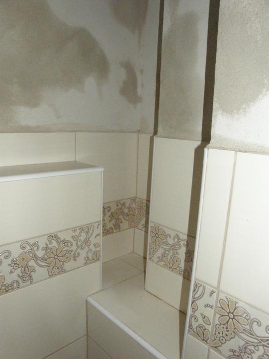 A konečně stavímeeeeeeee!!!! - 1.9.2012 díky tomu, že tu dřív byl komín WC je v místě bývalé chodby) vznikly tu takovéhle členité prostůrky na toaleťáčky :-D