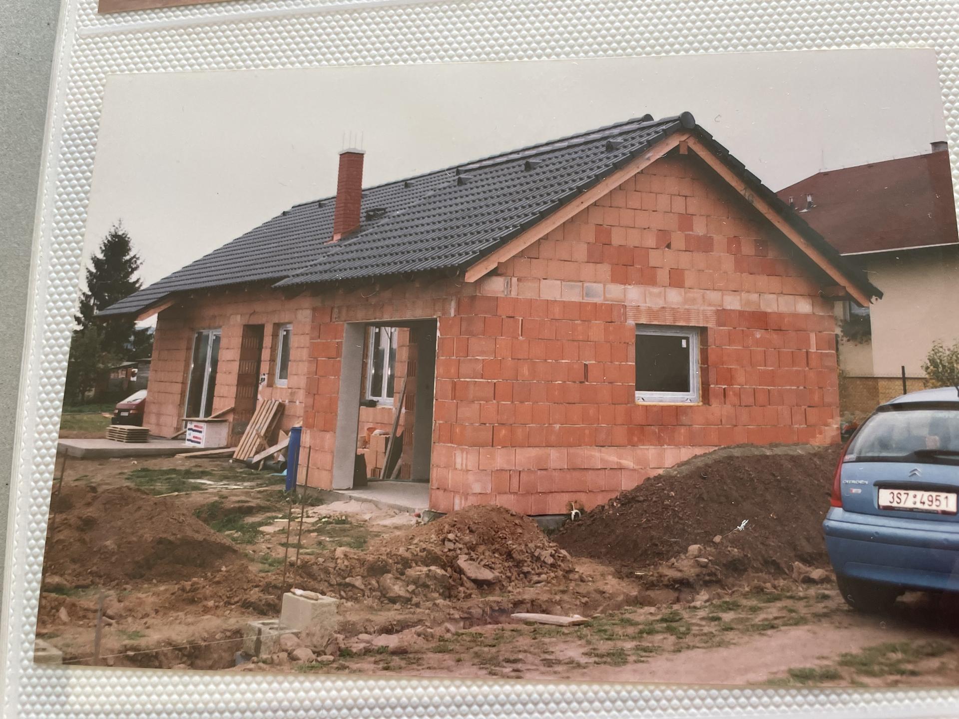 PŘED a PO ( měla jsem doma fotky realizace domu od původního majitele , takhle vypadal , když jsme ho koupili ) ta druhá fotka je po naší druhé rekonstrukci. Obě fotky  jsou foceny z ulice 😉 - Obrázek č. 1