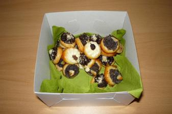 zkousim kolik kolacku se vejde do krabicky, jeste chybi minidezerty