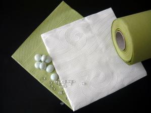 pekelně drahé ubrousky a středová šerpa, plus další výzdoba; barva je avokádo, koupeno na petrfiala.cz, bílý ubrousek je z dunilinu, serie elegance, menší klasický papírový duni ubrousek