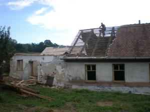 Začal som rozoberať strechu - uuplne sám....nikto nepomohol. Tej bobrovky bolo nenormálne množstvo...
