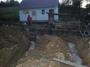 deň pred betonovanim som sa rozhodol že zalejem zaklady aj s platnou naraz, blaaazon, tak som zavolal rodinu a kopali sme mokru ťažjú ilovitu zem....hrozné niečo