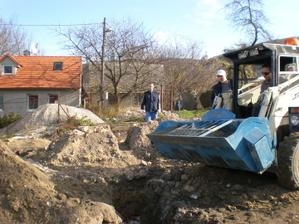 UNC toto bola náhrada za vačsí domiešavač. Ten sa pokazil a tak sme čakali 3 víkendy a nič tak som objednal 2x10m3 z betonarky a rano som sa dozvedel ked sme šli betonovať že ten domiešavač opravili tak mi zostane cementu.....nevadí