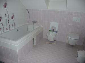 trochu uklizeno,bidet zatim používáme jako umyvadlo,v umyvadle ještě není napojený odpad,ale snad už brzy bude....
