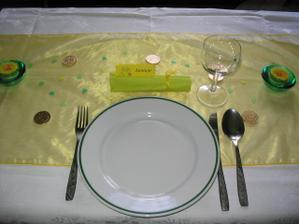Zkouška výzdoby stolu - ještě bude ikebana, a pak mísy s ovocem, talíře s cukrovím...