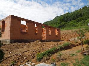 14.7.2012 ešte dorobiť komín a čakáme na tesárov