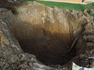 10.11.2012 vybagrované a čakáme na dovoz žumpy. ešte opraviť pretrhnutú drenážku