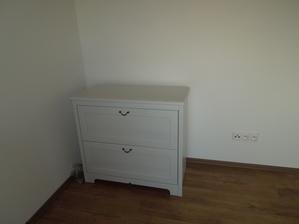 keď zatiaľ nič iné, aspoň komody sú zmontované na svojich miestach :-)