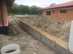 19.4. Základ zašalovaný, zajtra stĺpiky a zalievame