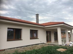 7.7.2017 náš domček má hotový kabát, komín ešte musí 2 dni počkať