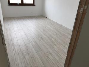 22.7.2017 - prvá izba s podlahou (stihli sme a o týždeň môže prísť skriňa 😅)