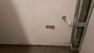 Problém s unikajúcou vodou v podlahe.