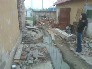Zaliate zaklady na chodbicku a terasu, manzelka kontroluje