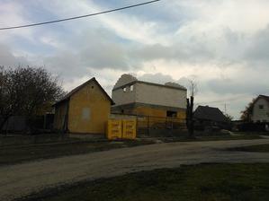 oba stity vystavane, uz len ta strecha