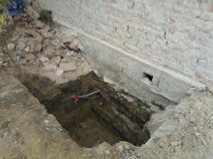 niekde z druhej strany je sklep, pre nemoznost ulozit techniku dovnutra ho musime zachovat, len vstup bude zvonka
