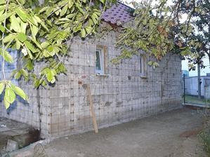 oprava hospodarskej budovy, novy zaklad a spevnenie omietky