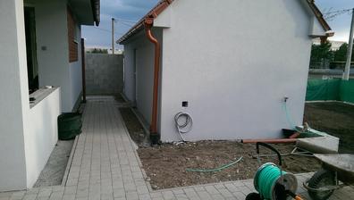 hospodarska omietnuta, pracuje sa na plote a upratani pozemku