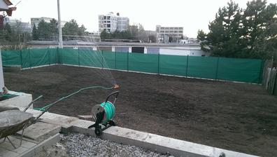 zrovnavame zahradu a sadime travu