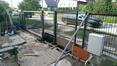 zaklady na branku vykopane, ide sa betonovat