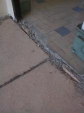 nevypadalo to moc pozitivně ale další zjištění nás uklidnilo...beton pod starou dlažbou se rozpadá téměr v rukách...takže likvidace této častí nebude nikterak těžká