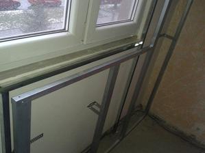 před zeď okolo radiatoru jako podpěra pro nové parapety a zároveň srovnaní šílených zdí kolem oken...bude to takto ve všech pokojích kromě kuchyně....už aby to bylo