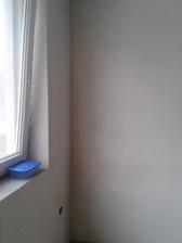 v obyvaku za sedačkou