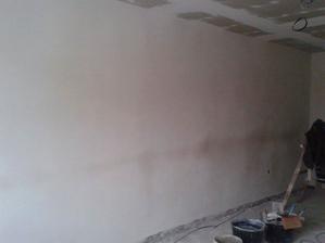 hurá i ta největší stěna v našem bytě už má štuk