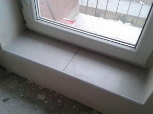 schodek v ložnici na balkón
