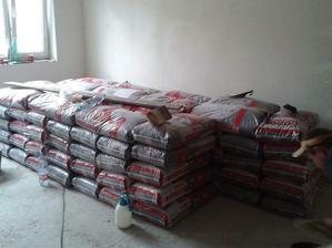 Liapor do podlah 2tuny 80x25kg 4m3 80x50l v pondělí to vypukne....manžel se na to kupodivu těší tak snad ho to do té doby nepřejde