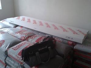 Ravak nachystaný na reklamaci a Liapor na pokládku podlah