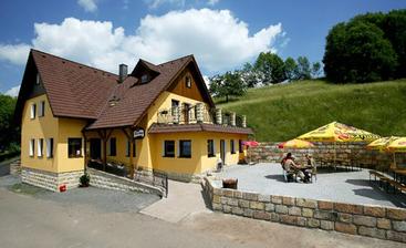 Tak tady bude hostina - Penzion Hamštejn, tady ještě není úplně hotový, nyní je zčásti zakrytá zahrádka krásným dřevěným přístřeškem, takže se tam můžete schovat před horkými slun. paprsky...A navíc, je tady dokonalý výhled na Bezděz, Trosky, Český r