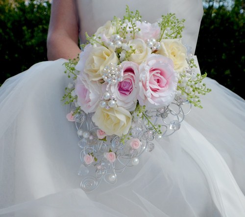 Svatební převislé kytice - Svatební převislé kytice v jemné klasické barevnosti , vhodné k šatům s jednodušší sukní.... objednávat můžete zde http://www.fler.cz/zbozi?ucat=187754 .‪#‎svatebnikytice‬ ‪#‎kytice‬ ‪#‎svatba‬ ‪#‎satenovakytice‬ #svatba ‪#‎kultbizuterie‬ ‪#‎svatebni
