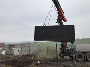 7.11.2018 - dovezli bazén :-) teda nádrž na dešťovku 12m3