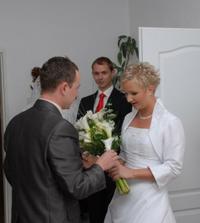 předávání kytičky té pravé nevěstě