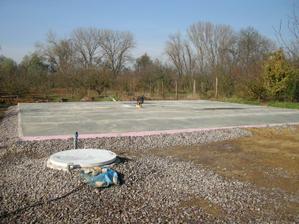 zakladná doska hotova,/beton sme davali C30/