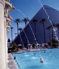 zacatek svatebni cesty Las Vegas...v tomto hotelu budeme bydlet..a potom toulky Arizona,Utah,California