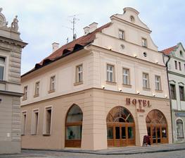 ...tak v tomto hotelu strávíme naši první manželskou noc...