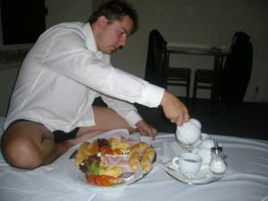 Naše první manželská snídaně do "pelíšku" ještě na hotelu, kde jsme strávili krásnou svatební noc.