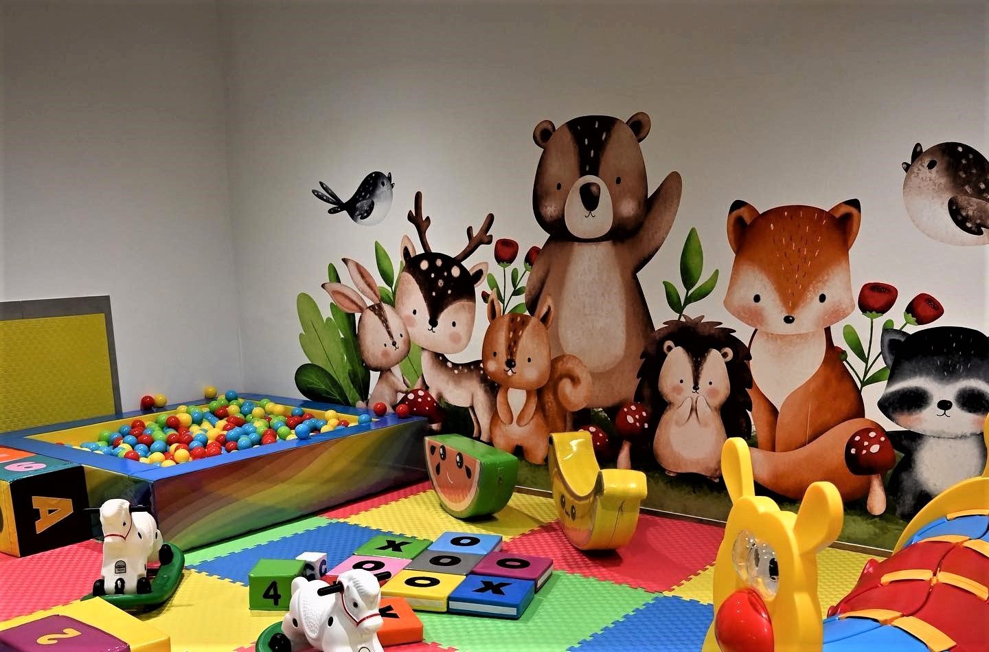 Aj detská izba potrebuje peknú tapetu - https://www.tapetymix.sk/fototapeta/fototapeta-ilustracia-lesnych-zvierat-501273732