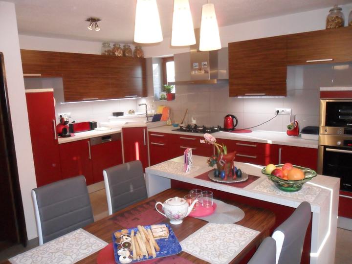 Realizácie kuchyne  - stolárstvo Valuška - Kuchynská linka robená do rodinného domu