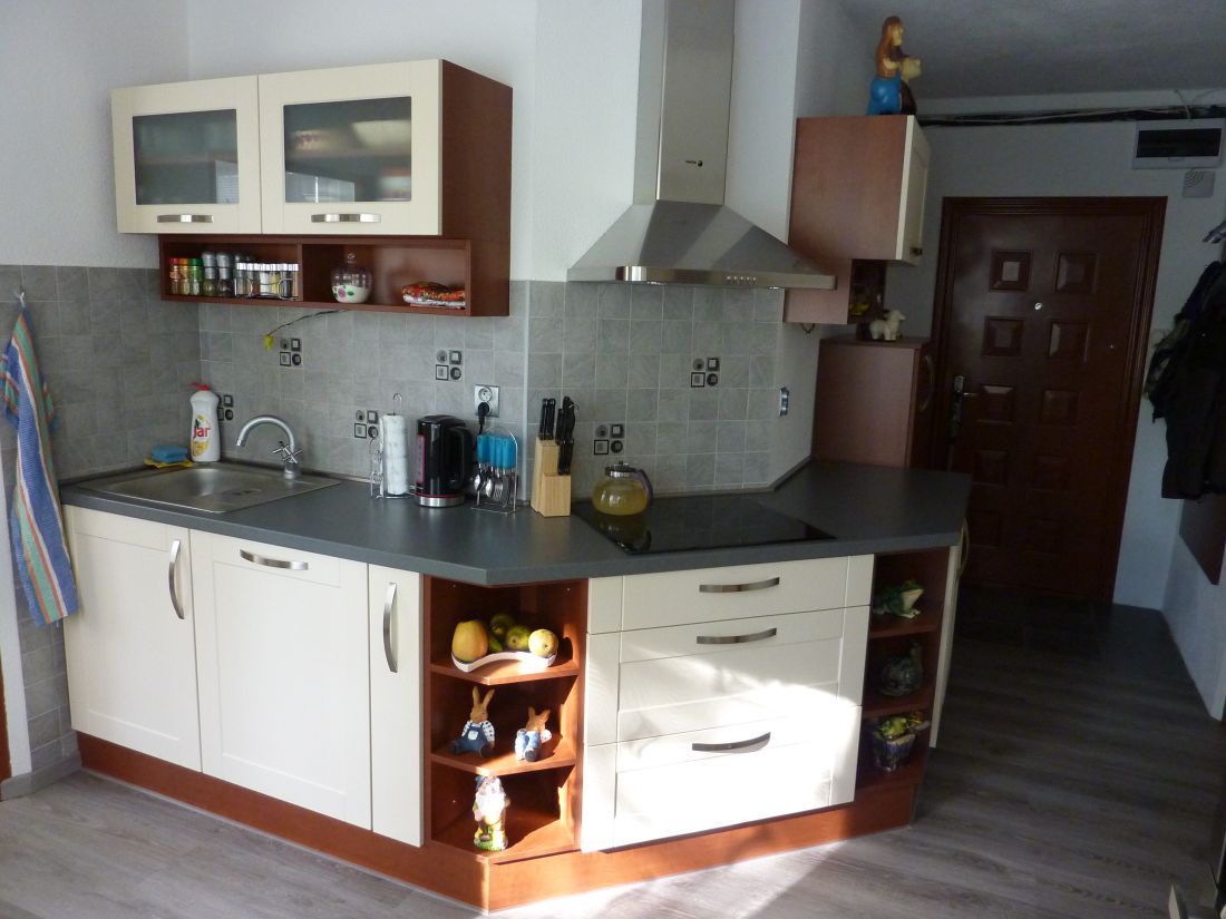 Realizácie kuchyne  - stolárstvo Valuška - Kuchynská linka robená do paneláku