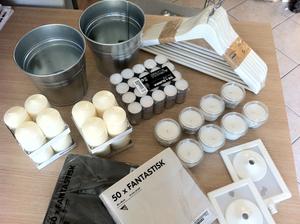 IKEA - kyblíčky na bílé hortenzie do kostela, svíčky, ubrousky, na ramínka přijdou ještě jména...